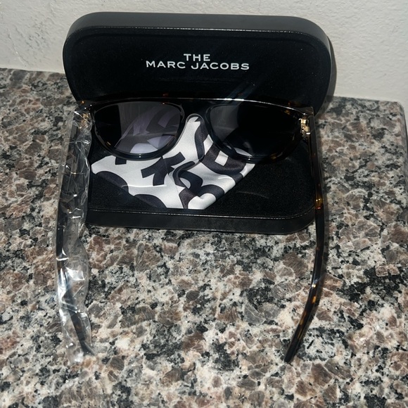 Marc Jacobs Sunglasses NIB - Picture 4 of 9